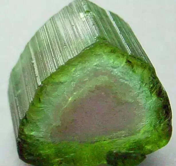 这些石头价值不菲，随便捡到一块妥妥的人生赢家