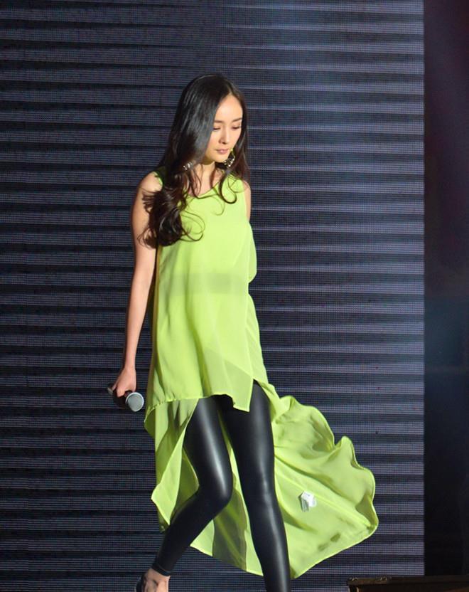 杨幂一袭紫色连衣裙魅力十足,杨幂身材合集网易视频