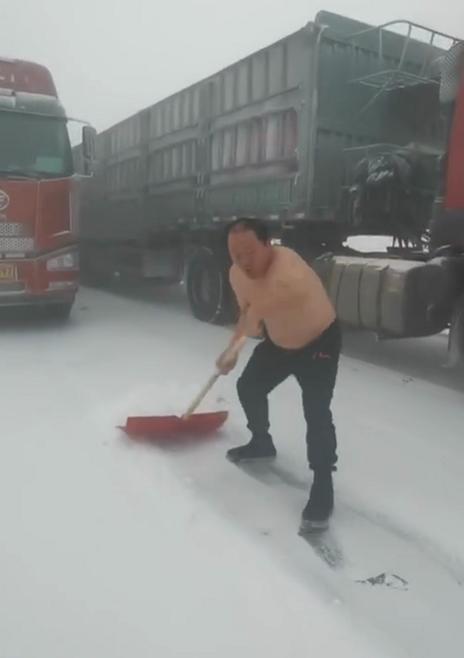谢广坤赤身半裸铲雪,谢广坤新年