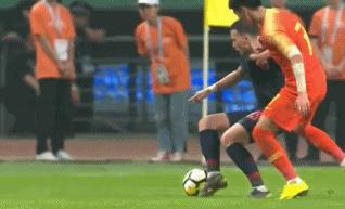 韦世豪犯规引荷兰足球名宿斯内德发微博质问“这就是中国足球？”