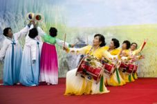 草原上的城市乌兰浩特,草原上升起不落的太阳夕阳正红