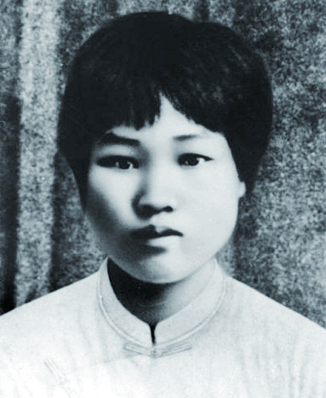 邵华和儿媳刘滨珍贵合影,婆媳其乐融融,邵华非常疼爱儿媳刘滨