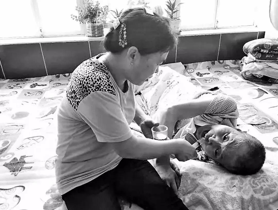 丈夫瘫痪老婆十年不弃,丈夫瘫痪多年妻子不离不弃完整版