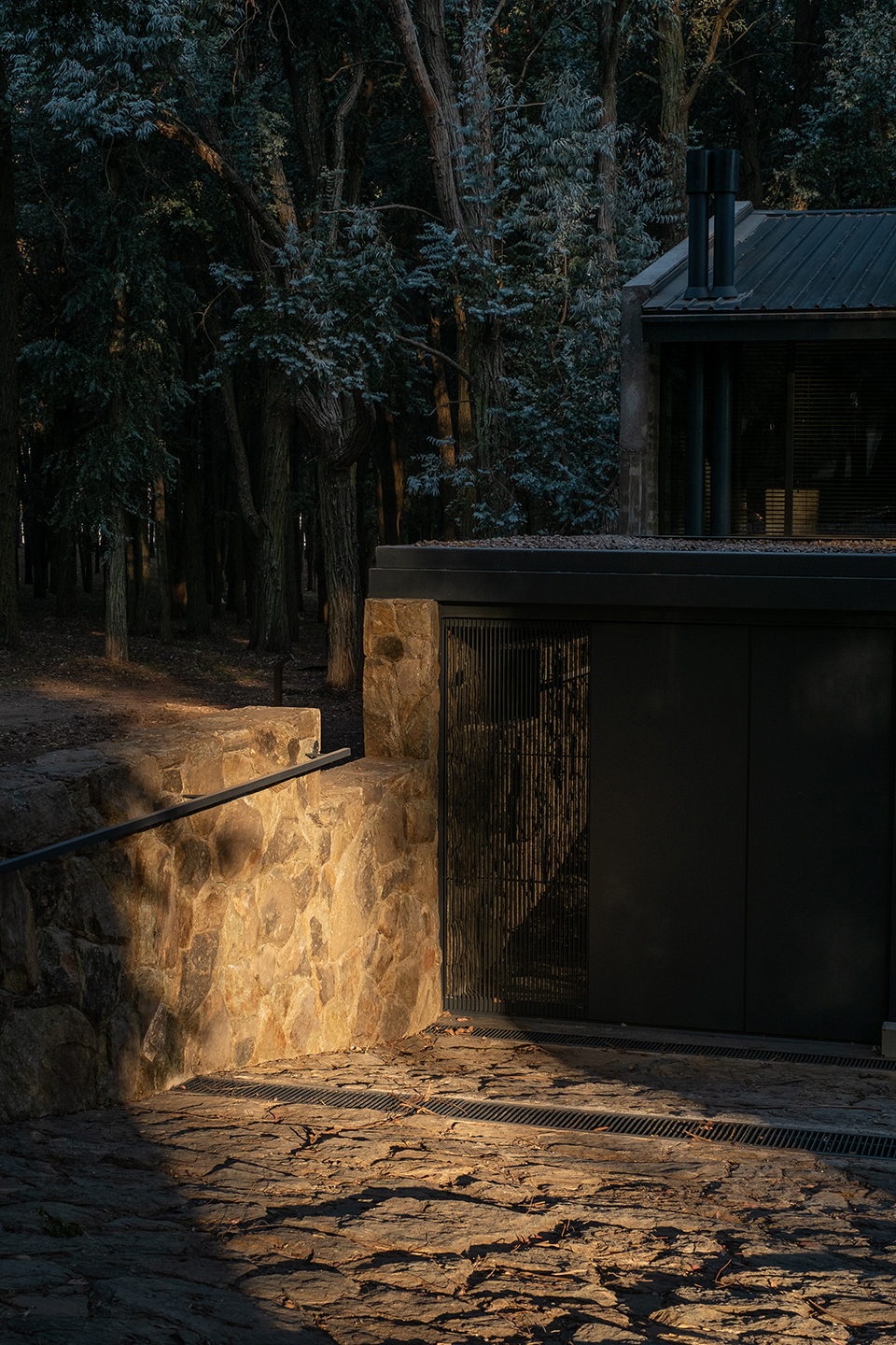 顺应场地高差，面向湖景：这个住宅看起来旧旧的，内部却光影斑驳