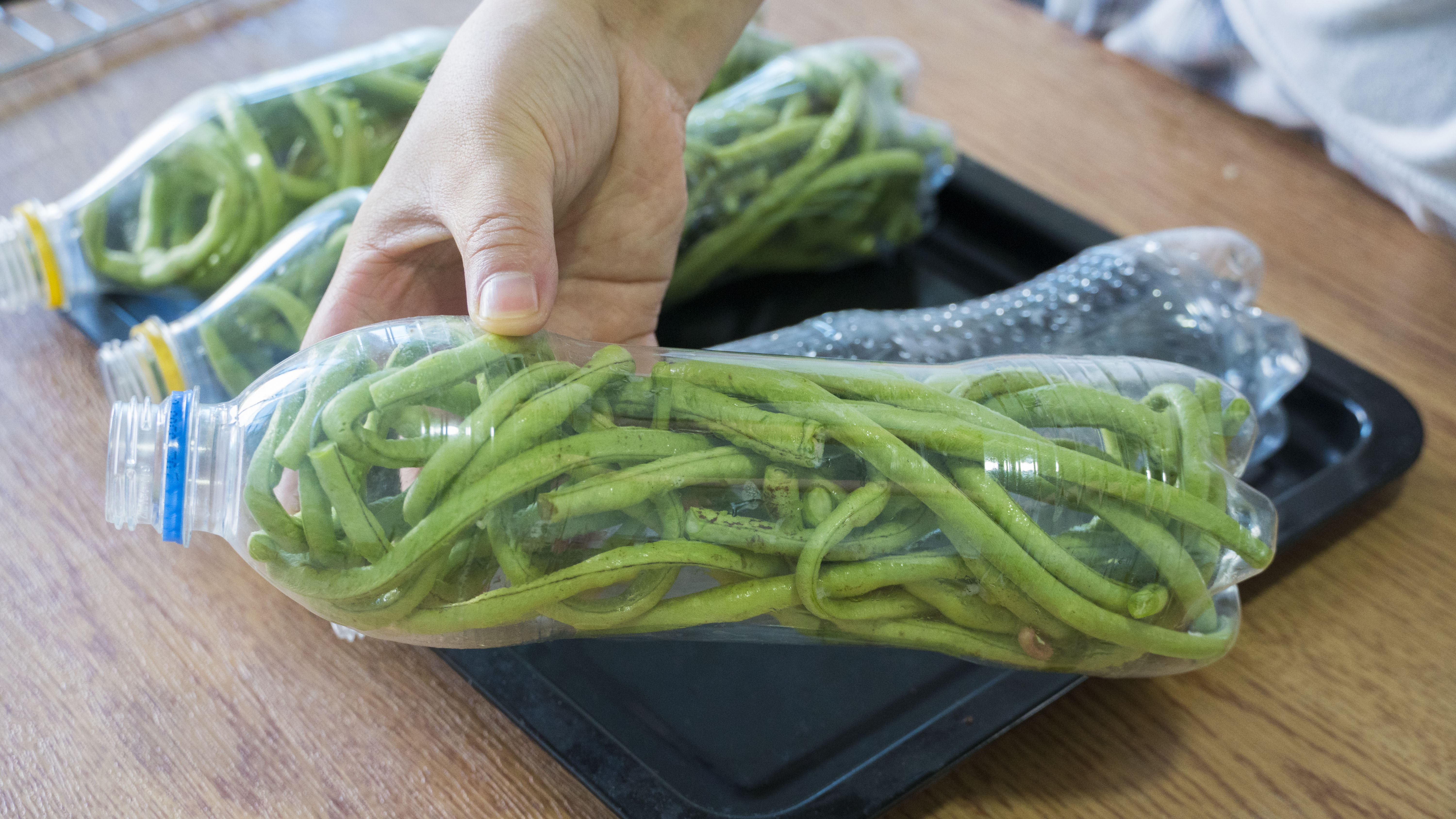 水瓶做酸豆角的方法,矿泉水瓶腌豆角的家常做法