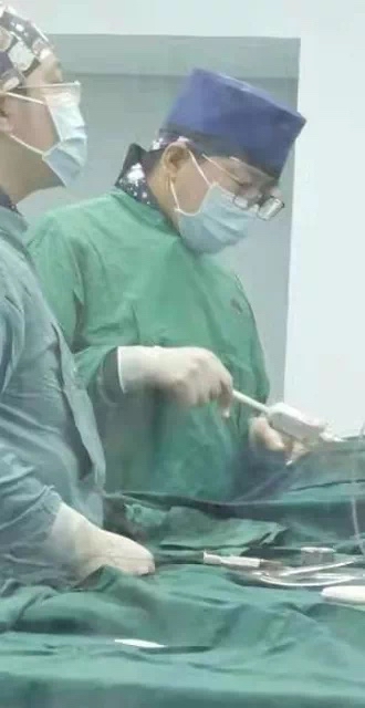 “手术不能耽搁,我可以忍一忍”医生手指挫伤肿胀仍坚守手术台获点赞