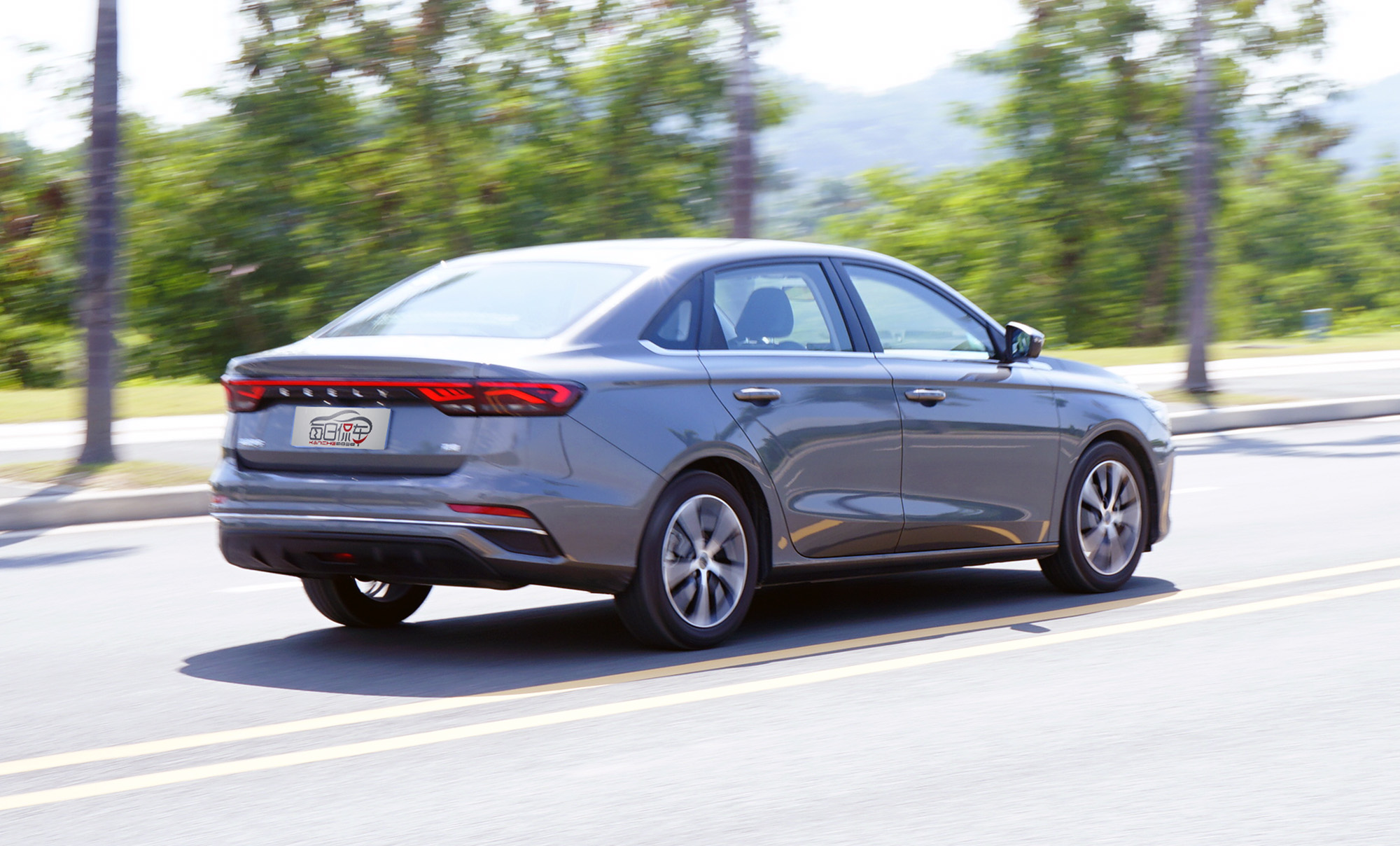 帝豪第四代冠军版豪华型驾驶体验,外观时尚舒适动力好的车