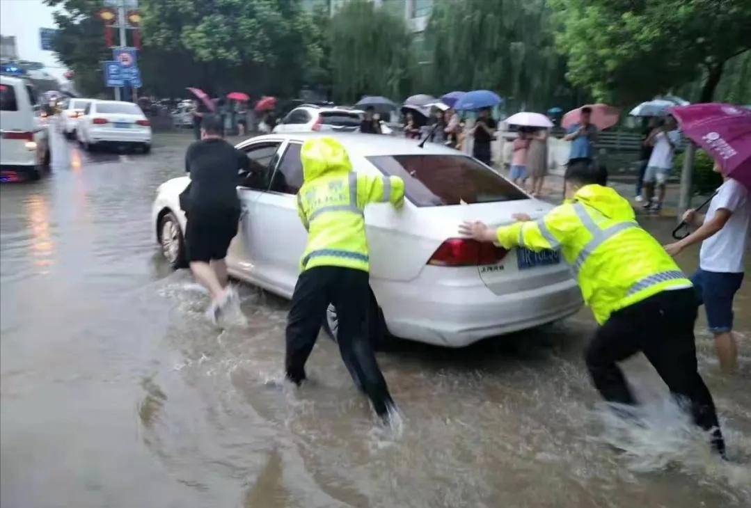 暴雨来袭，方城公安冲在一线