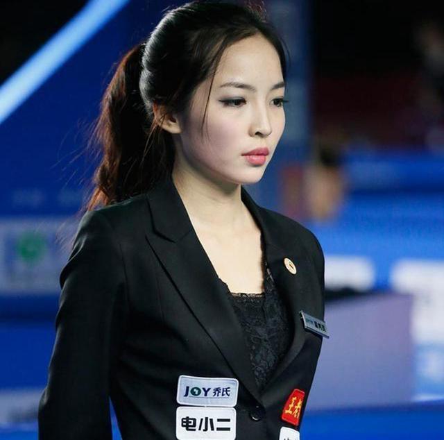 再见球迷丈夫,台球裁判女神重出江湖!她变得更有魅力了