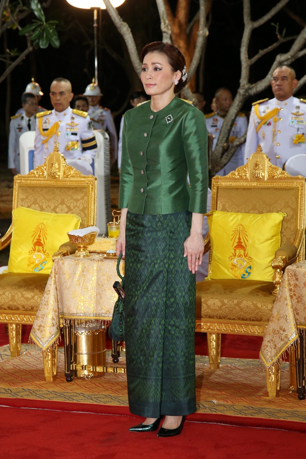 泰王真宠苏提达！王后8套造型登上王室海报，不如诗妮娜千娇百媚