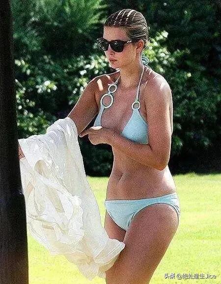 伊万卡穿泳衣竟然害羞了！躲在老公身后，超模身材强异母妹妹万倍