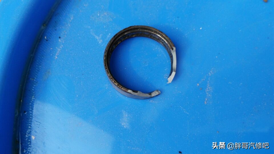 汽车挂档变速箱位置异响，胖哥抬变速箱发现原来是导向轴承问题