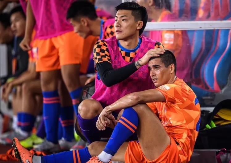 王大雷安慰落泪莱昂，莫伊塞斯为受伤郑铮保驾护航，这就是鲁能