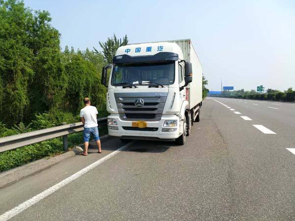 高速堵车小便怎么解决,高速堵车突然内急怎么办