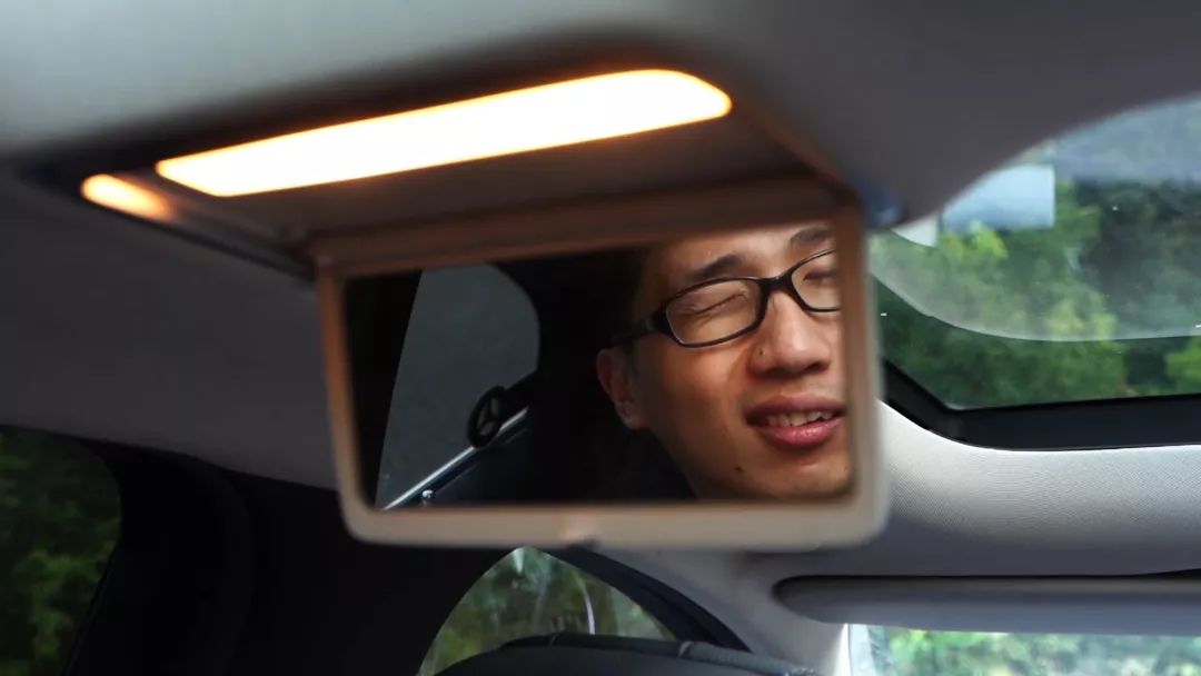 评两代奔驰C级：颜值就是战斗力