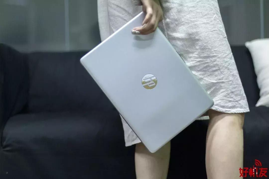 来面试的小姐姐拿出了一款新版笔记本，我去了解了一下……