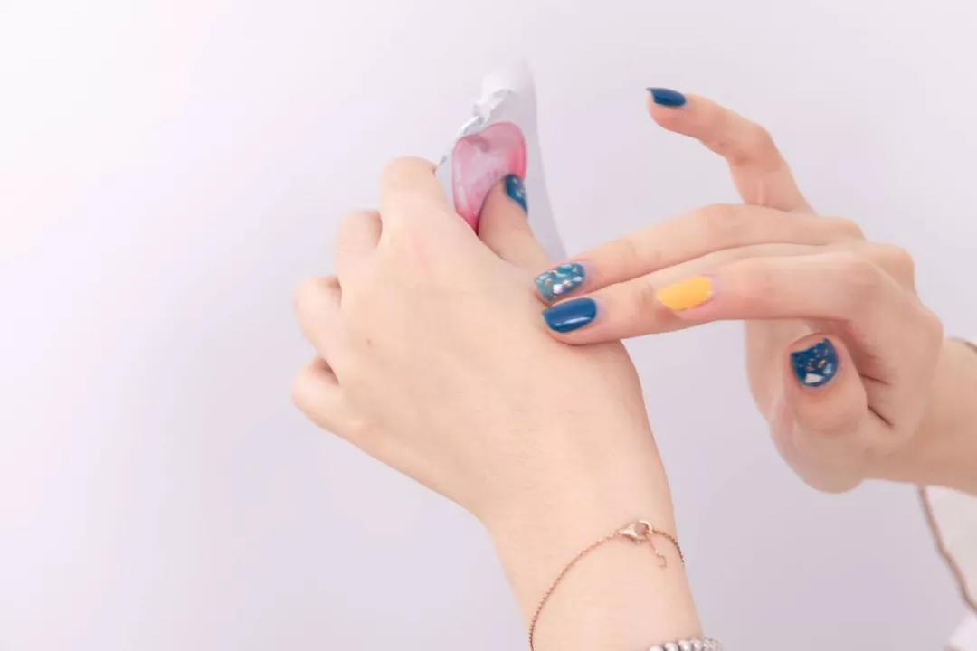 李小冉五官精致皮肤白皙透亮,70后女演员李小冉的高级搭配