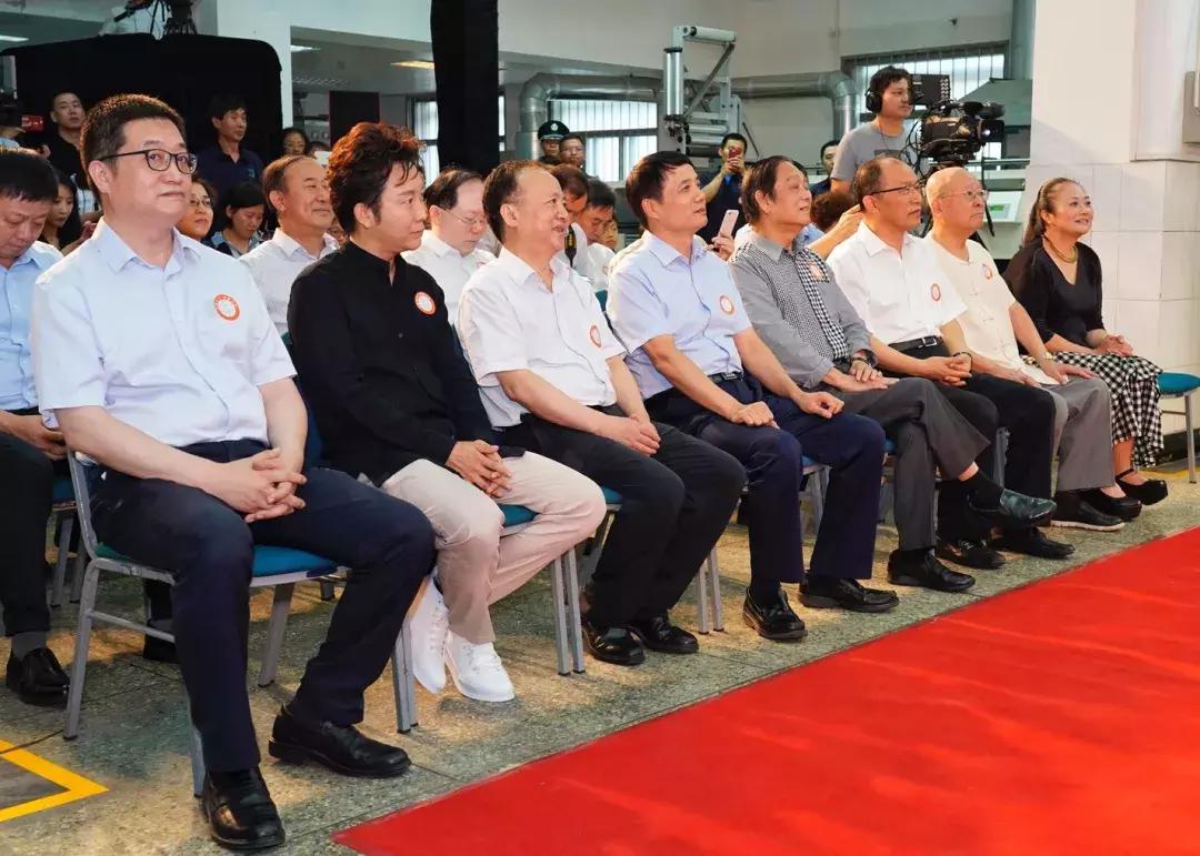 韩美林设计大邮票多少套发行,韩美林发行的邮票精装版