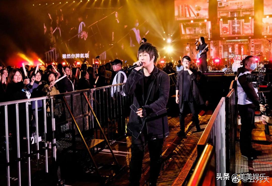 阿信与助理恋情曝光,阿信谈恋爱通告