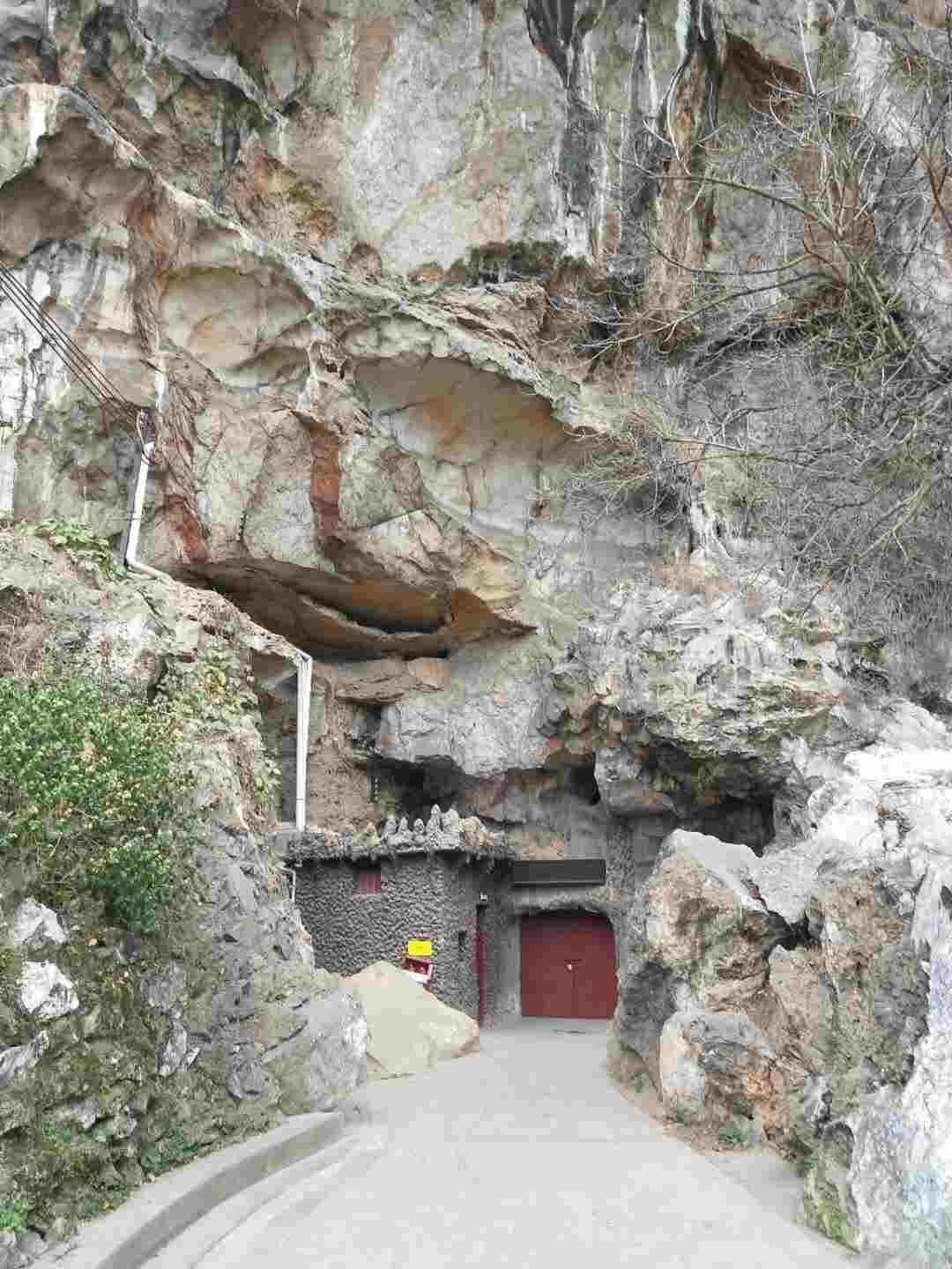 情知不久须相见，一日甚三秋，愁来不自由。‖马坝人遗址公园