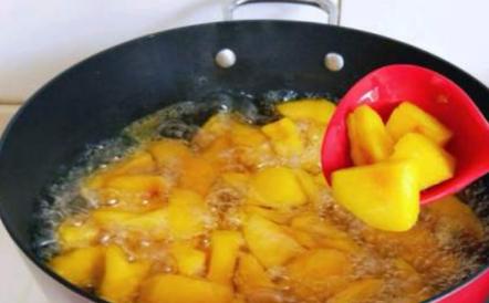 黄桃很好吃甜而不腻很新鲜,又脆又甜的本地黄桃