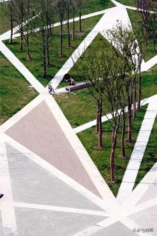 世界上的路本来很平凡，自从遇上设计师，此路非彼路