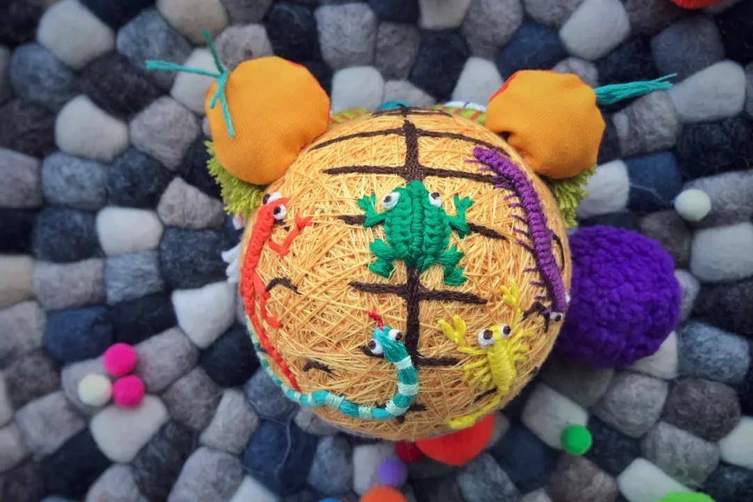 惊艳!“球上刺绣”你见过吗?她在球上绣出二十四节气,无数粉丝为之打call