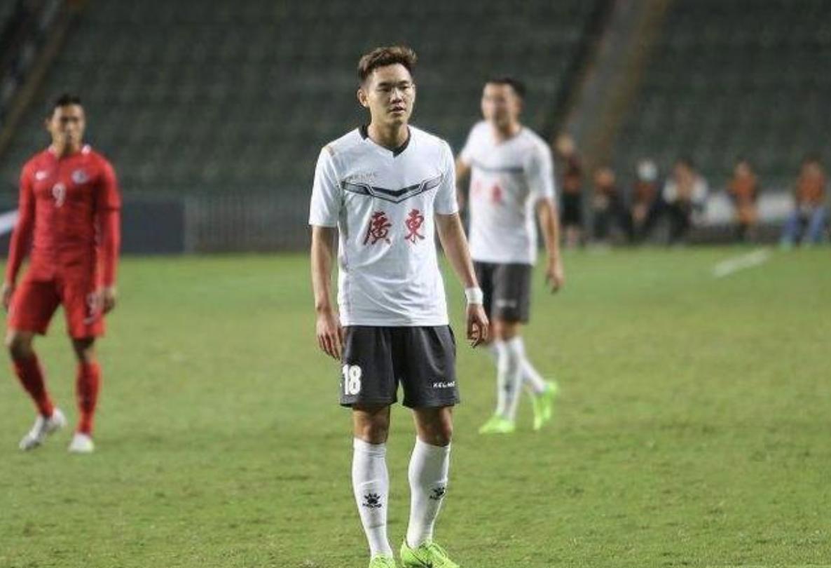 停球1米远，国奥一新星获赞停球哥，出口转内销实力很一般