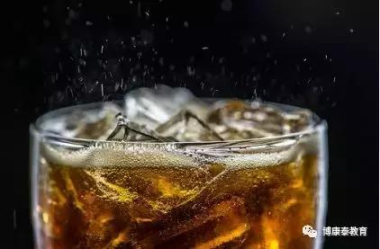 博康泰丨青岛9岁儿童喝可乐，牙齿酥到用镊子一捏就碎