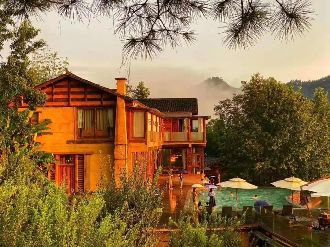 神仙眷侣辞掉高薪工作，爆改废弃山谷，造无边恒温泡池，全景树屋