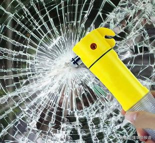 下暴雨被困车内如何自救,雨天行车被困自救方法