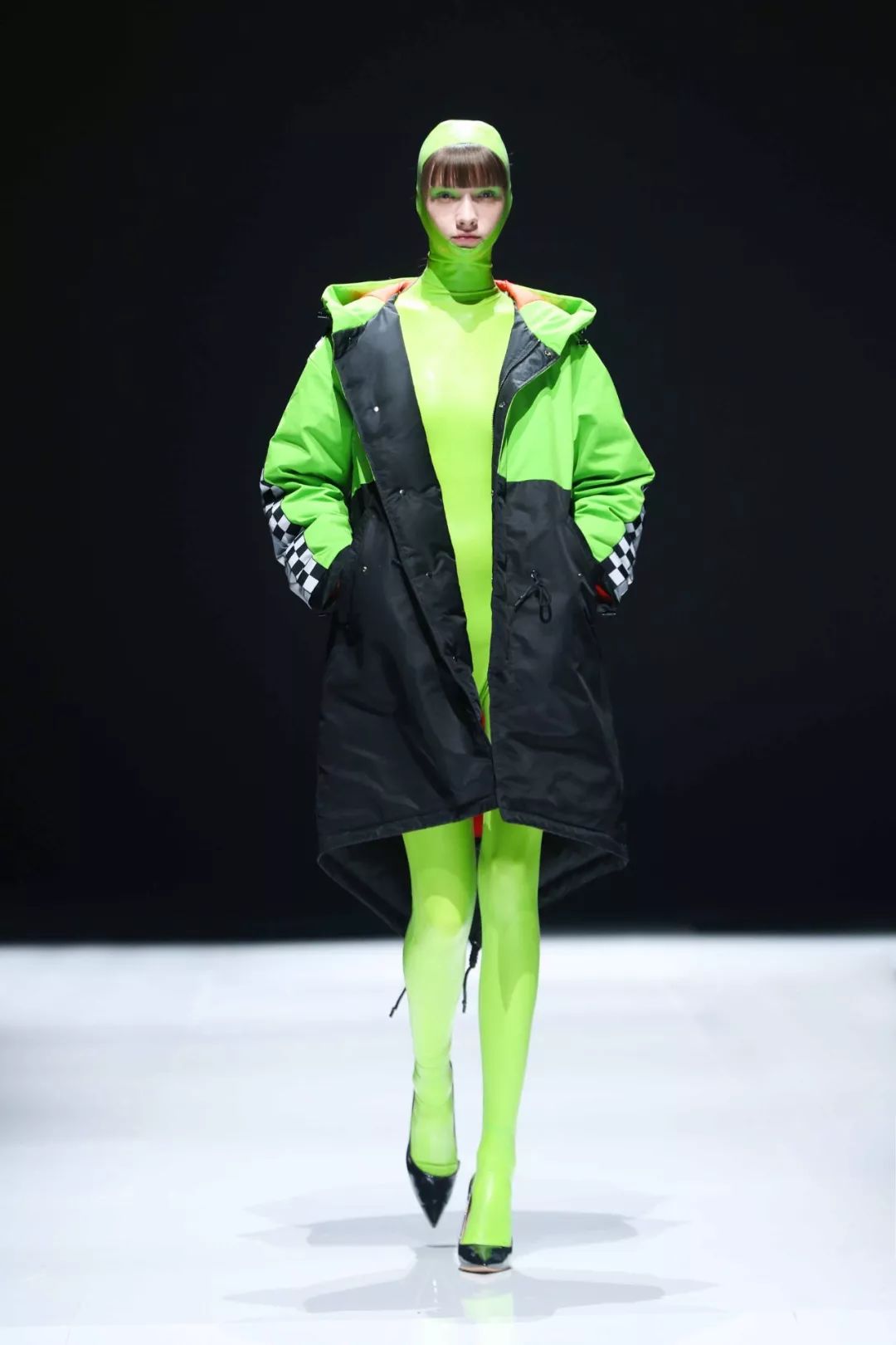 为了抢全球大咖都在翻牌的羽绒服，我差点挤晕在波司登...