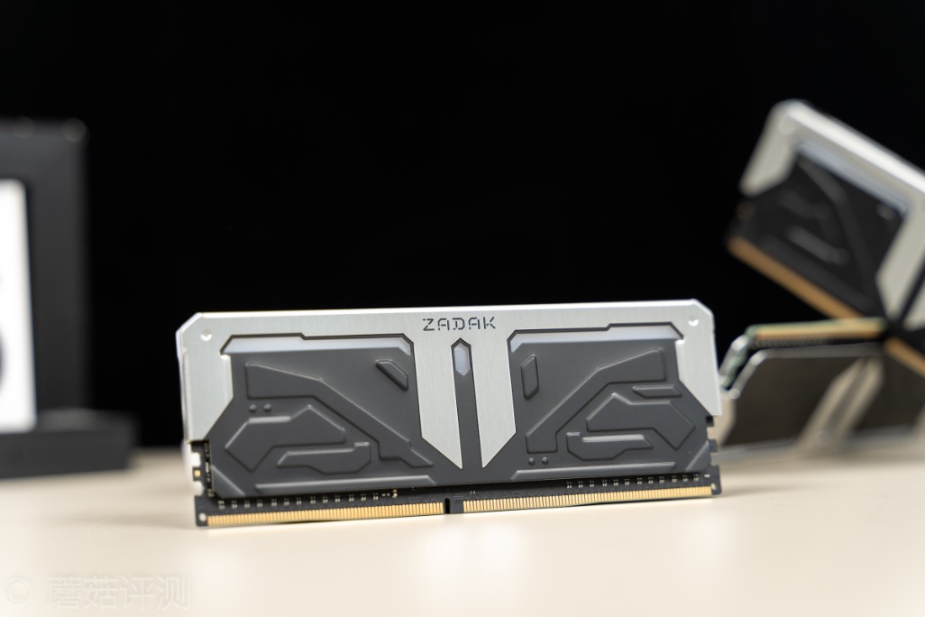 颜值和性能都很能打、扎达克SPARK台式机内存条评测