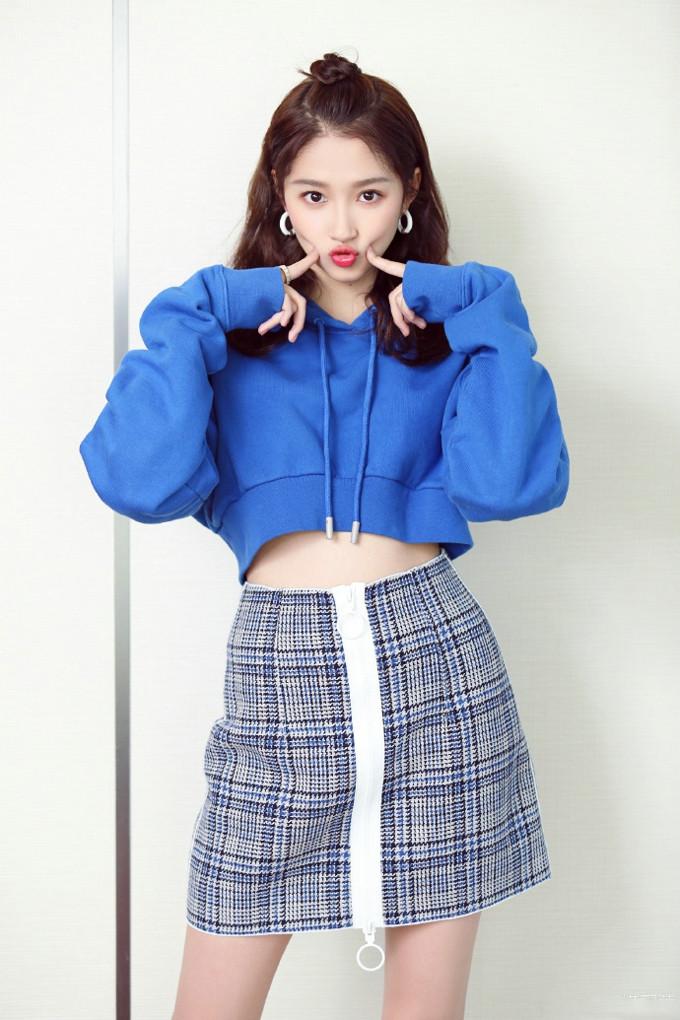 关晓彤与娜扎同台造型被粉丝吐槽,关晓彤红毯造型vs迪丽热巴