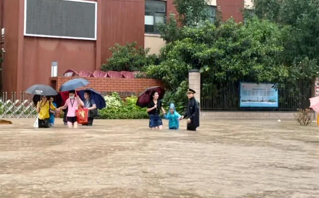 再迎暴雨！那些正弘物业人的动容画面