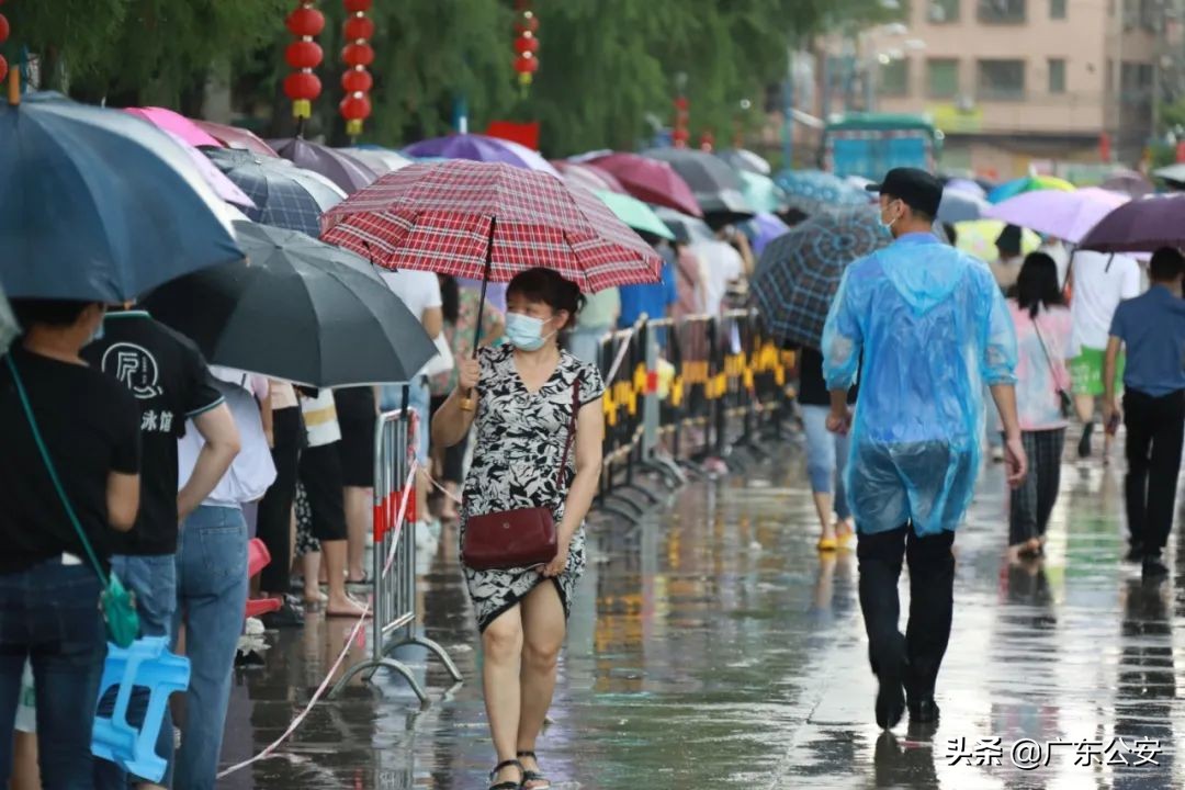 抗疫一线工作者冒着大雪坚守一线,致敬高温下的抗疫战