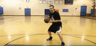 结合运球热身5分钟，让身体热起来，快速进入比赛状态