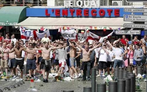 英国球迷被打,200名俄罗斯球迷暴打英国球迷