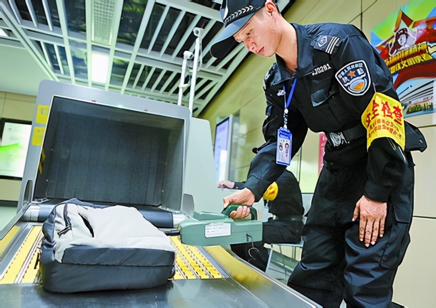 地铁安检工资8000是真的吗,上海地铁安检员实际工资3000