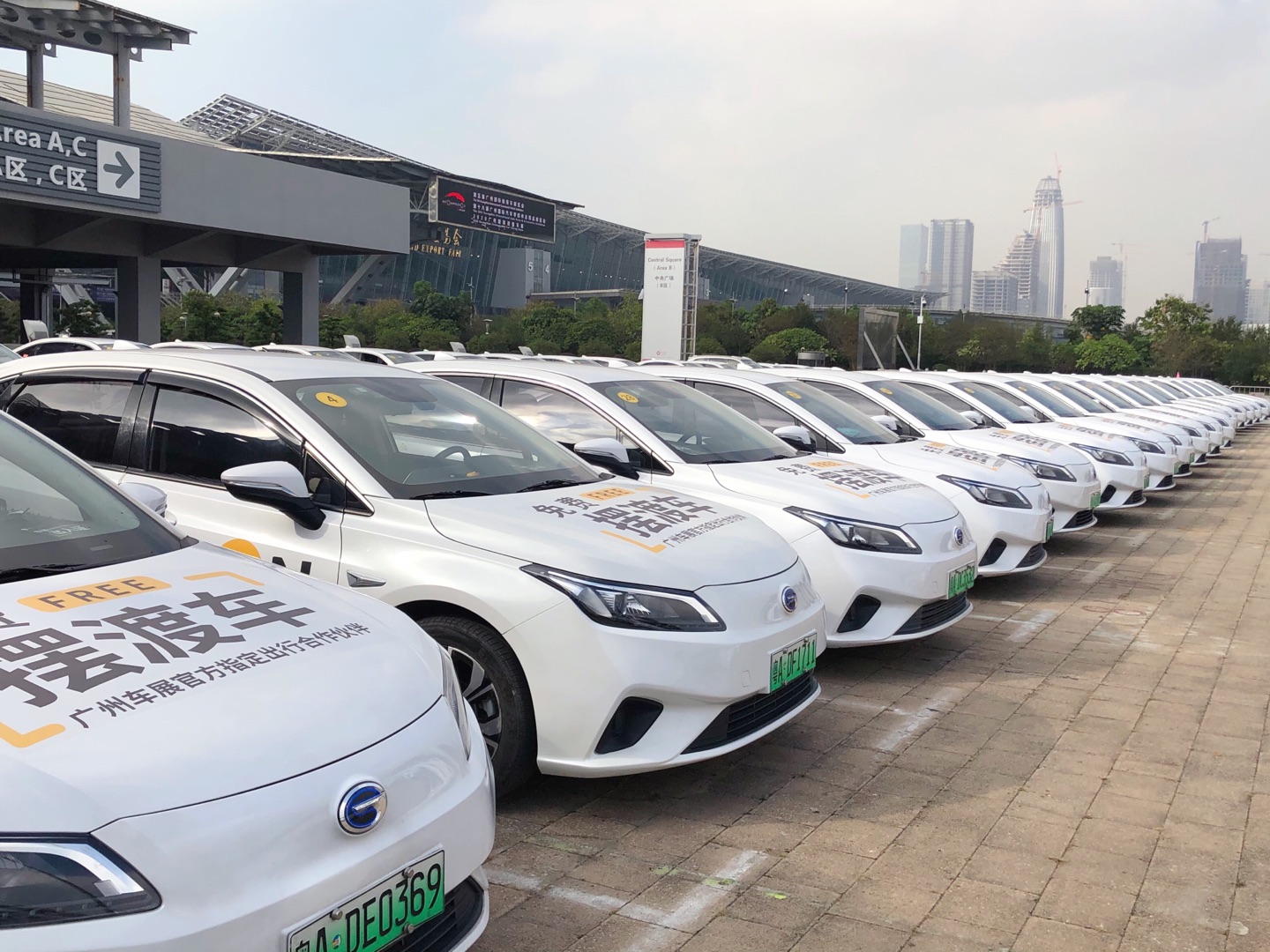 广州车展车模小姐姐,2019上海国际车展广汽传祺车模