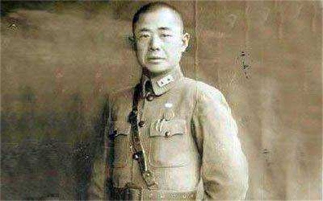 *世友许**听闻军中来了位高手,欲切磋武功,*飚耿**:你不是我的对手