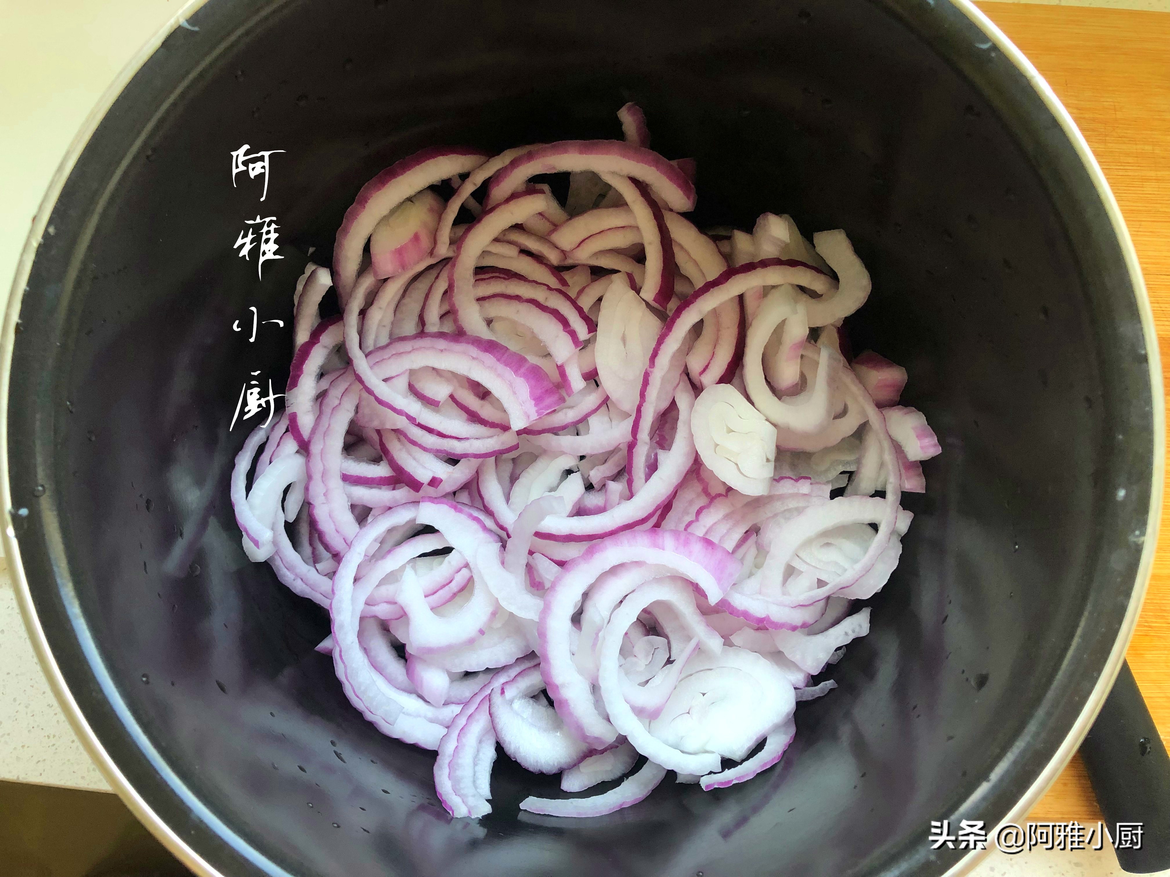 把一整只鸡扔进电饭煲不用一滴水,把一整只鸡直接放电饭煲里