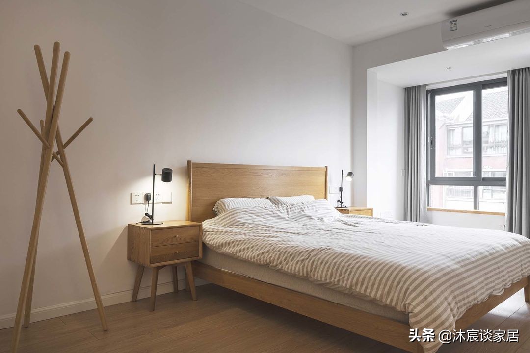 她在沙发后面“掏洞”造窗，完工后发现太明智了，全屋温暖又自然