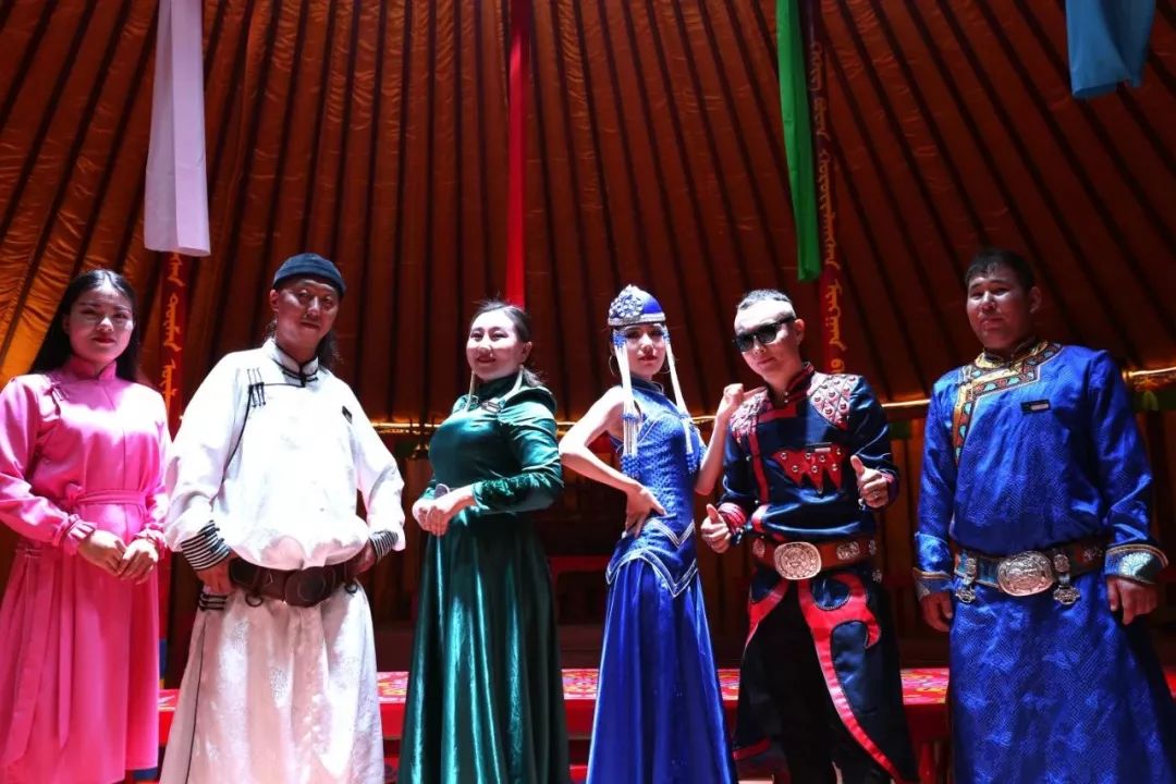 可以吃烧烤烤全羊的地方,有篝火烤全羊的地方