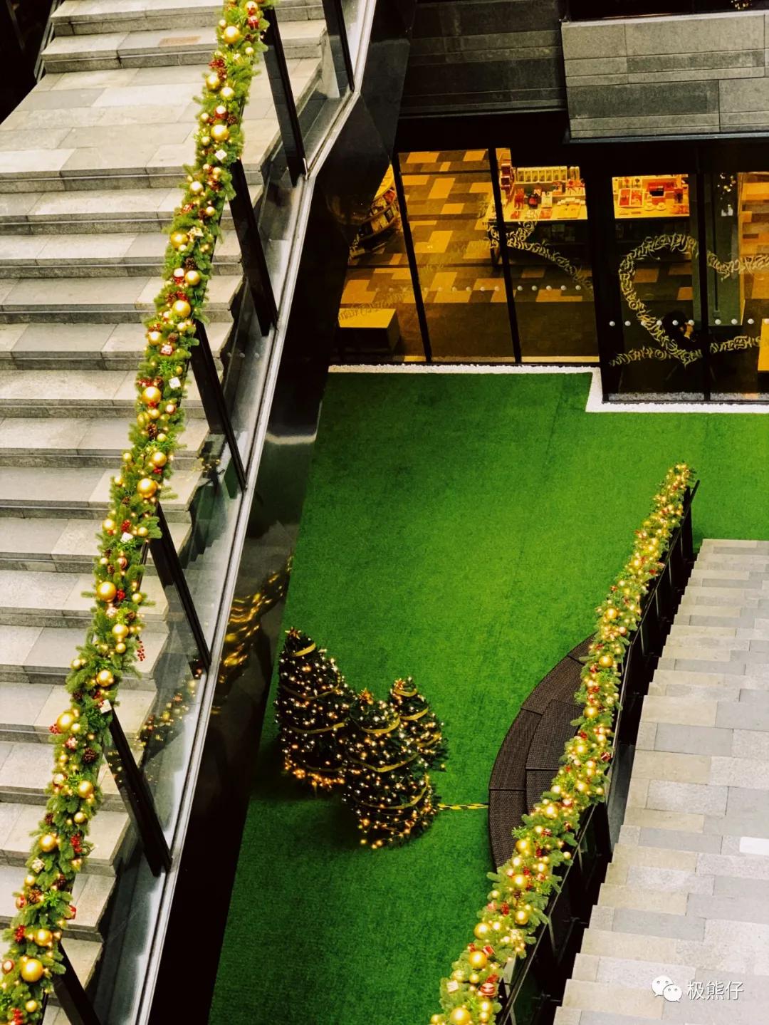 今天背什么｜魔都的“欧洲小镇”上，女神们都背什么包*过包**节呢？