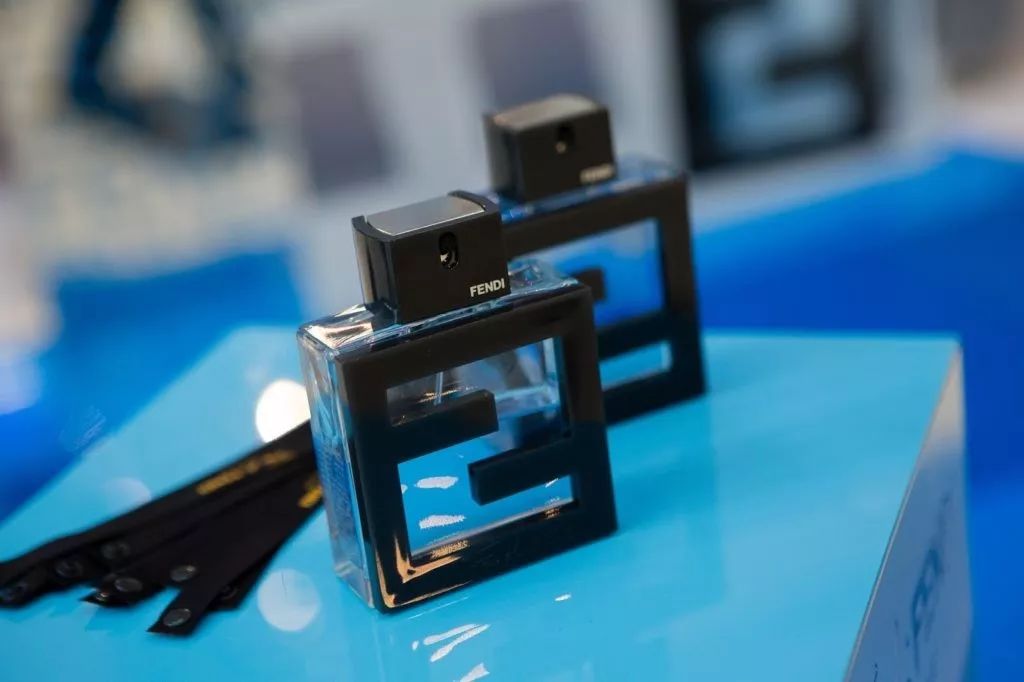 现在的00后都把FENDI当潮牌，连女朋友都要买腋下包