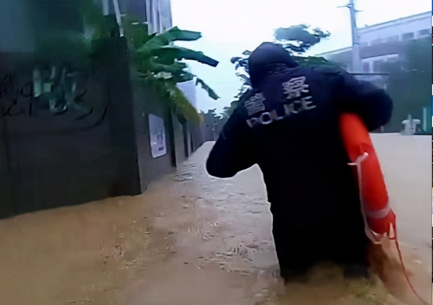 遭遇大暴雨被困民警及时转移群众,连续降雨民警解救被困群众
