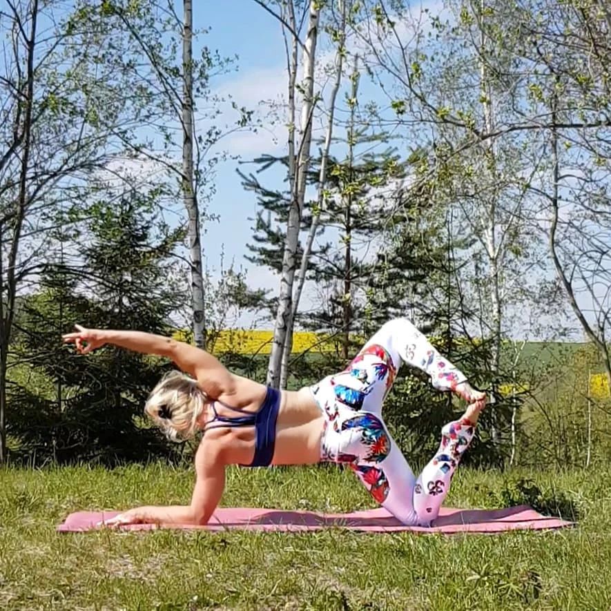 赵雅芝黑色裙穿搭,赵雅芝黑色大衣内搭