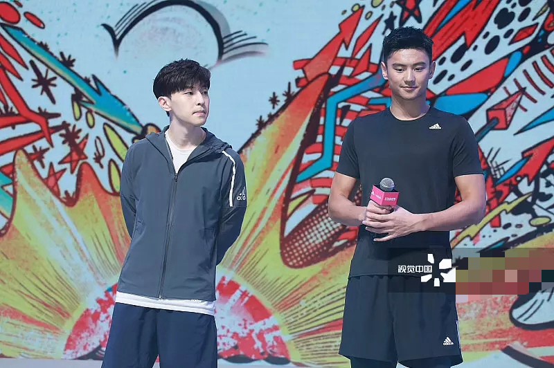 窦靖童门牙笑容灿烂,窦靖童磕破门牙