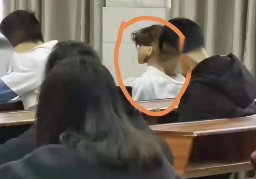 大学生为了逃课假扮老奶奶,大学生为了社团逃课